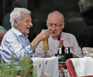 Premier Jerzy Buzek chłodzi się piwkiem