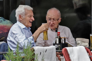 Premier Jerzy Buzek chłodzi się piwkiem