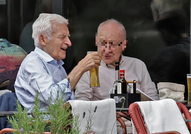 Premier Jerzy Buzek chłodzi się piwkiem