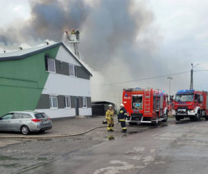 Potężny pożar hali produkcyjnej. W akcji ponad 20 zastępów strażaków