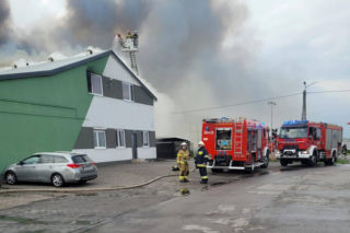 Gigantyczny pożar hali, gdzie produkują gryzaki dla psów. Wielu strażaków w akcji, ogień wciąż szaleje