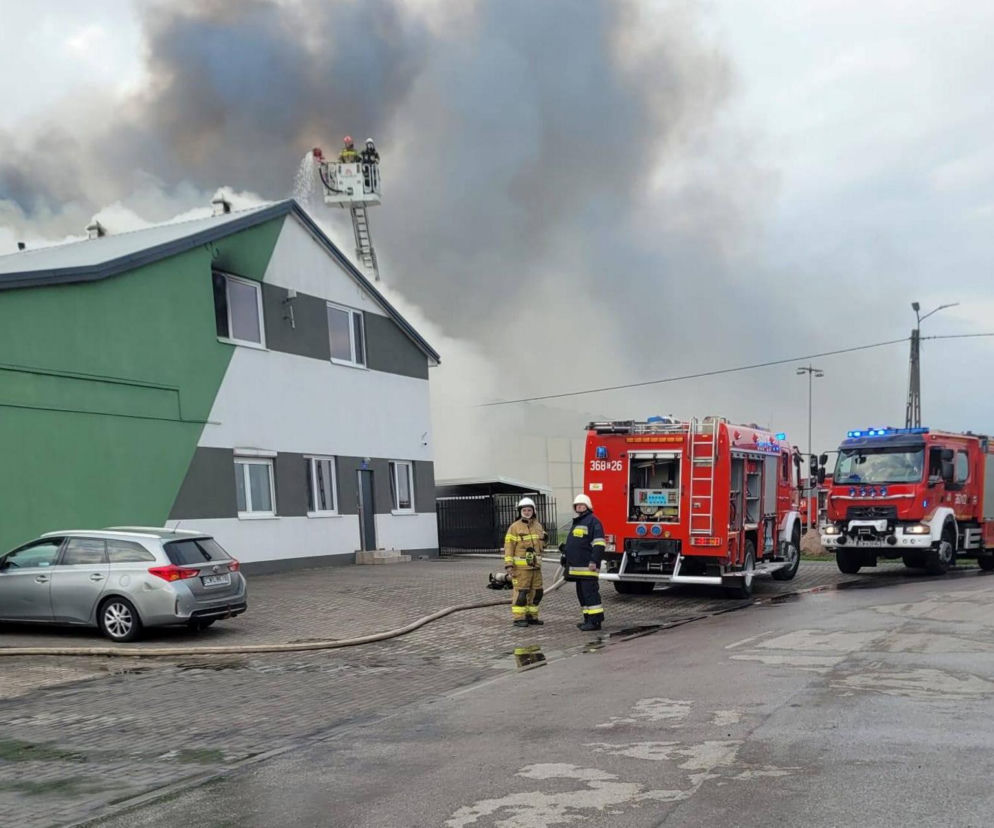 Potężny pożar hali produkcyjnej nieopodal Włocławka. W akcji ponad 20 zastępów straży pożarnej