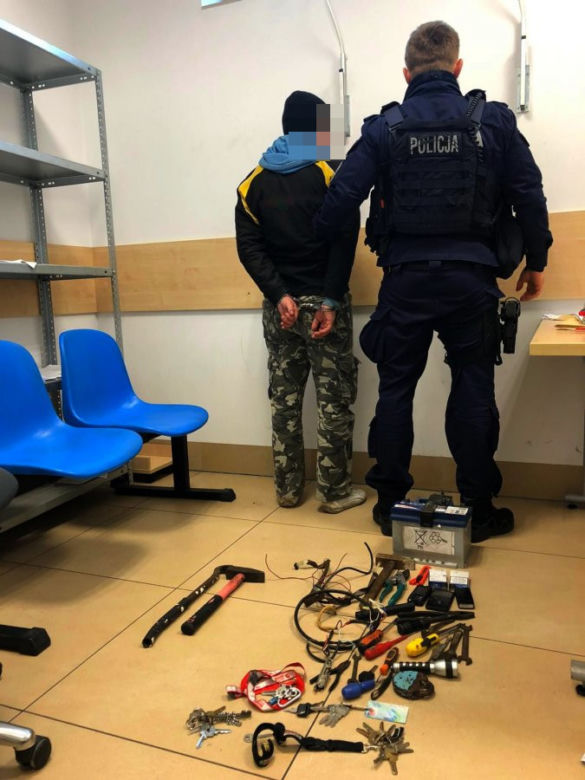 Białystok. Mężczyźni w kapturach kombinowali coś na parkingu. Wezwano policję