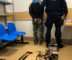 Białystok. Mężczyźni w kapturach kombinowali coś na parkingu. Wezwano policję