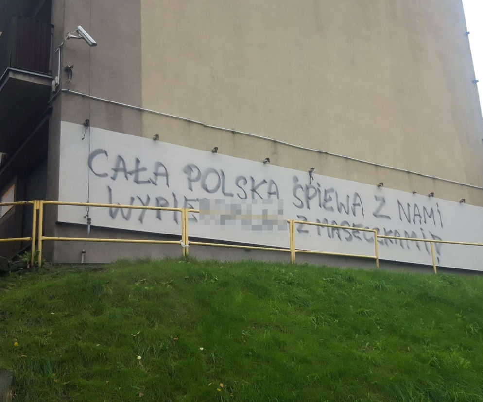 Koronawirus. Katowice: Wandale pomazali blok! Wulgarny napis: Wypie*** z maseczkami