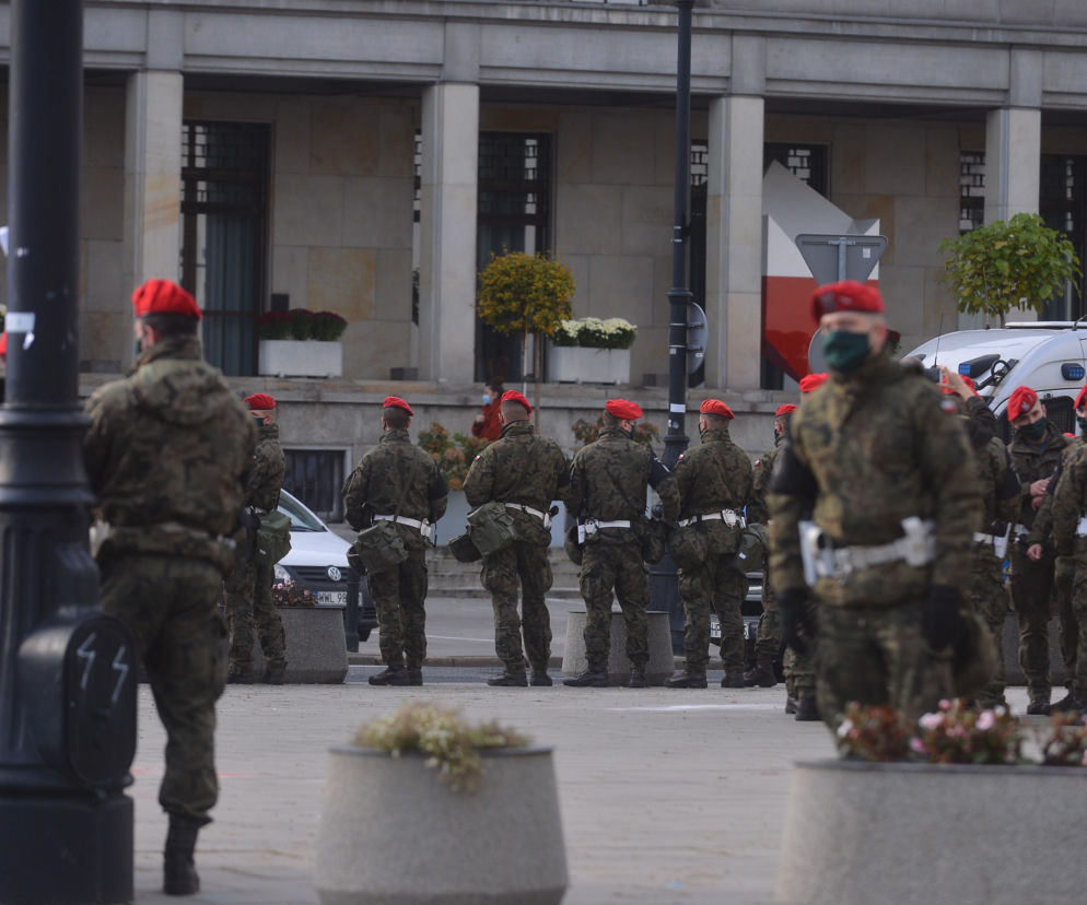 Warszawa. Protest  kobiet. Wojsko na placu Trzech Krzyży