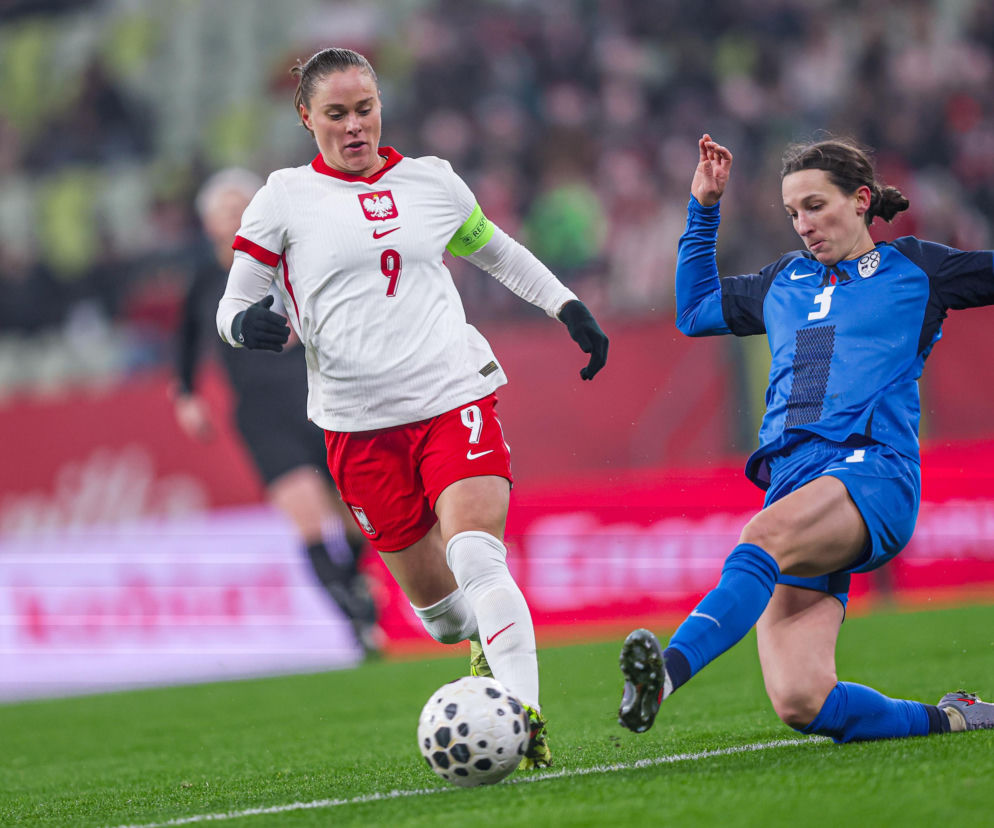 Ewa Pajor biegnie z piłką podczas meczu z reprezentacją Belgii. O walce Polek o mundial przeczytasz w serwisie Eska.