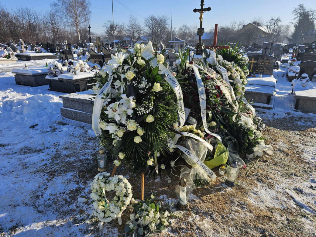Grób młodziutkiej chórzystki Joli tonie w kwiatach