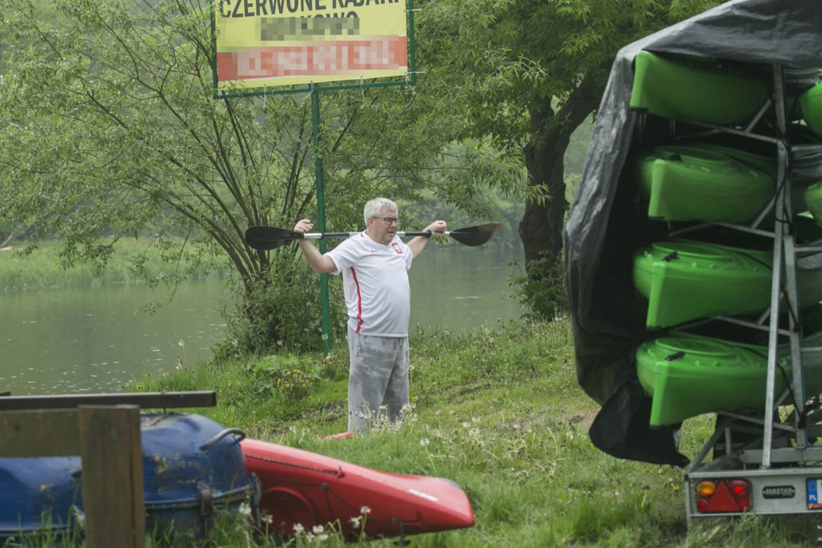 Ryszard Czarnecki spływa kajakiem rzeką Wkrą