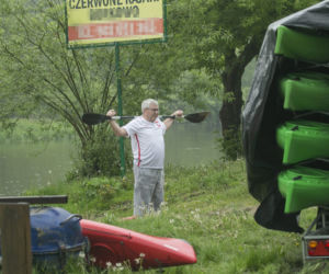 Ryszard Czarnecki spływa kajakiem rzeką Wkrą