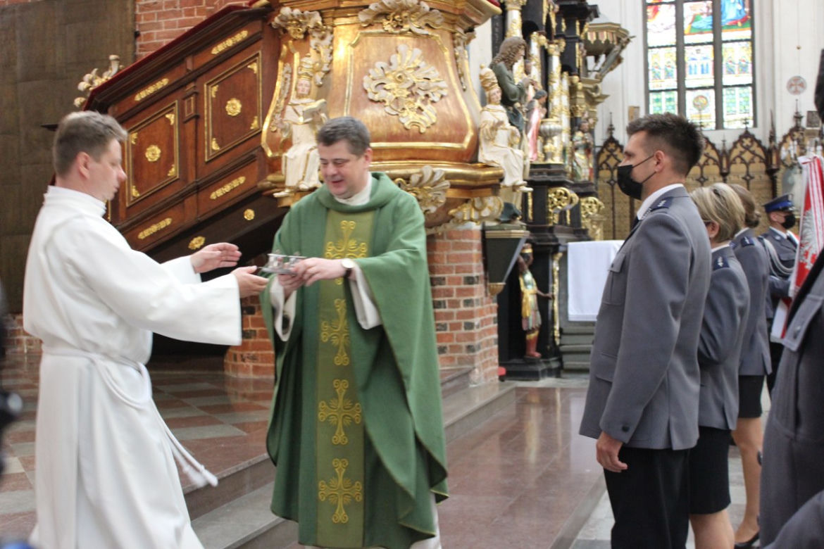 Święto policji w Toruniu. Funkcjonariusze odebrali nagrody i nominacje