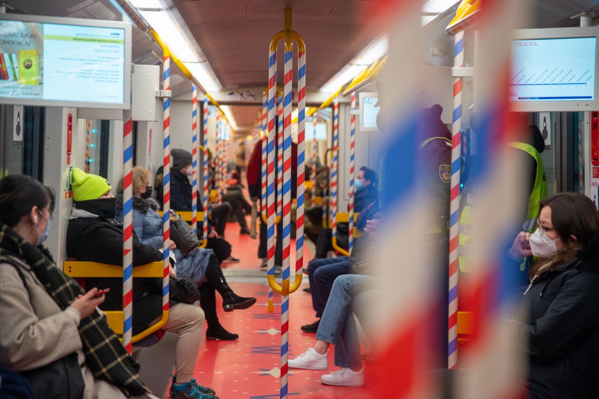 Świąteczne metro, choinka i ozdoby - tak wygląda podświetlona Warszawa 2021! [GALERIA]