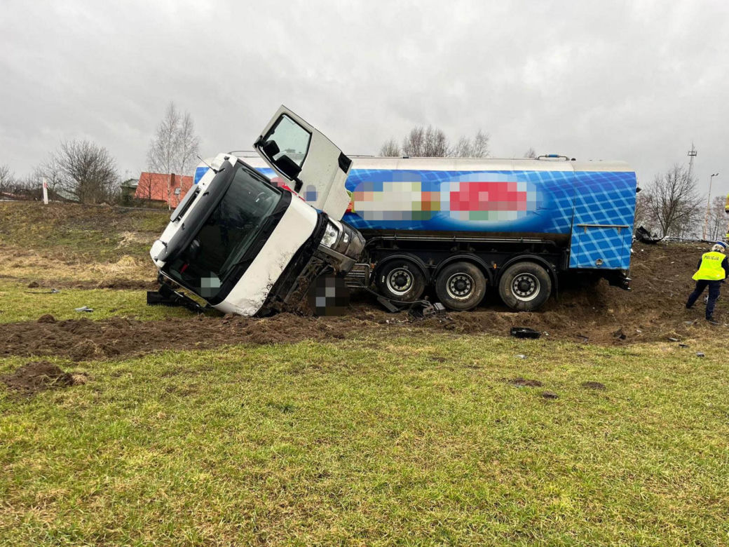 Śmiertelny wypadek pod Bełchatowem. Pasażerka busa zginęła w zderzeniu z tirem na DK nr 74.