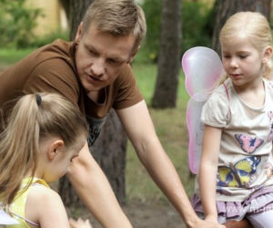 M jak miłość odc. 1094. Piotrek (Marcin Mroczek), Basia (Maja Wudkiewicz), Lenka (Marysia Głowacka)