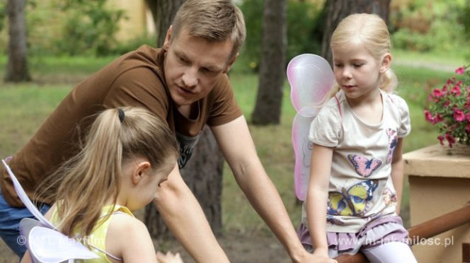 M jak miłość odc. 1094. Piotrek (Marcin Mroczek), Basia (Maja Wudkiewicz), Lenka (Marysia Głowacka)