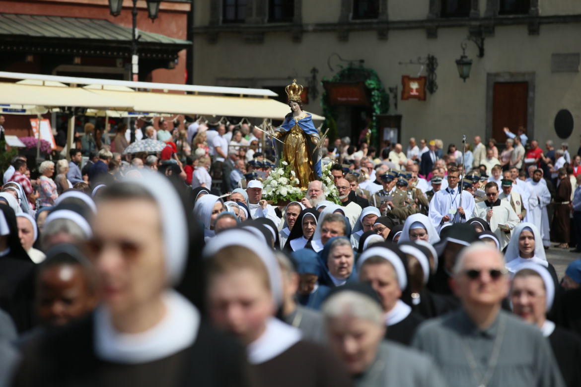 Centralna procesja Bożego Ciała w Warszawie. Ołtarze nawiązywały do wojny