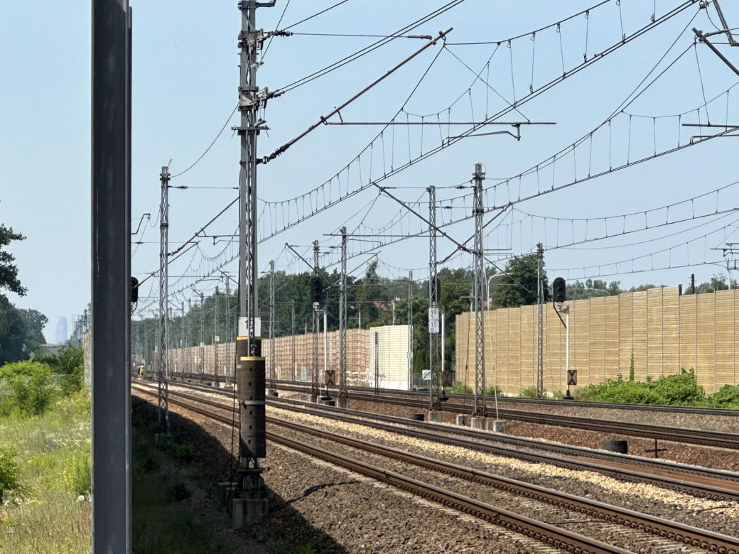 Tragedia w Kobyłce. Pieszy nie żyje, wpadł pod pociąg. 200 osób ewakuowanych	