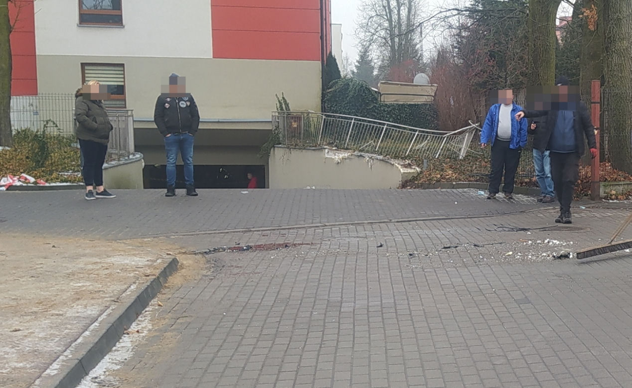 Masakra! Dachował samochodem, barierki przebiły go na wylot