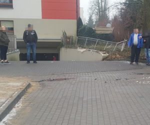 Masakra! Dachował samochodem, barierki przebiły go na wylot