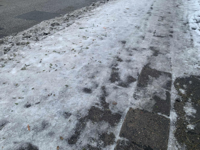 Zima w Bydgoszczy. Mieszkańcy wściekli na stan oblodzonych chodników. Drogowcy zapowiadają kary