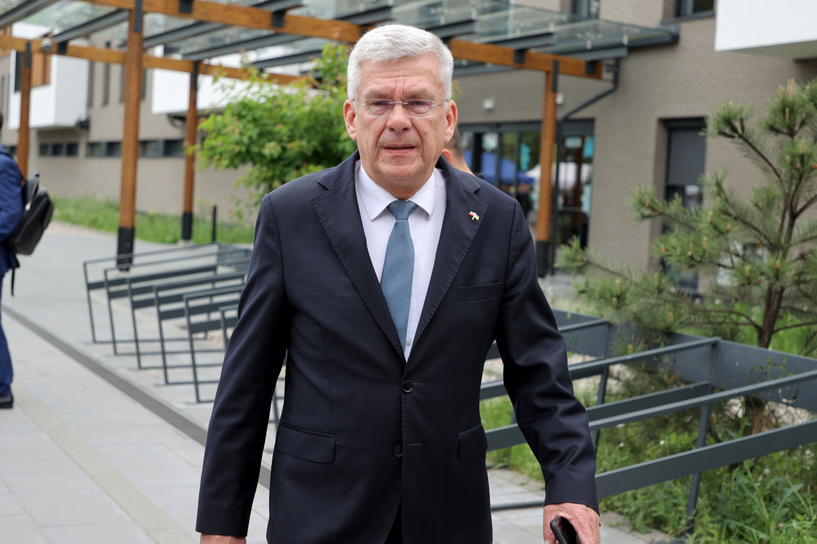 Karczewski donosił, iż nie wpuścili go na teren parlamentu i uderzył w Czarzastego. …