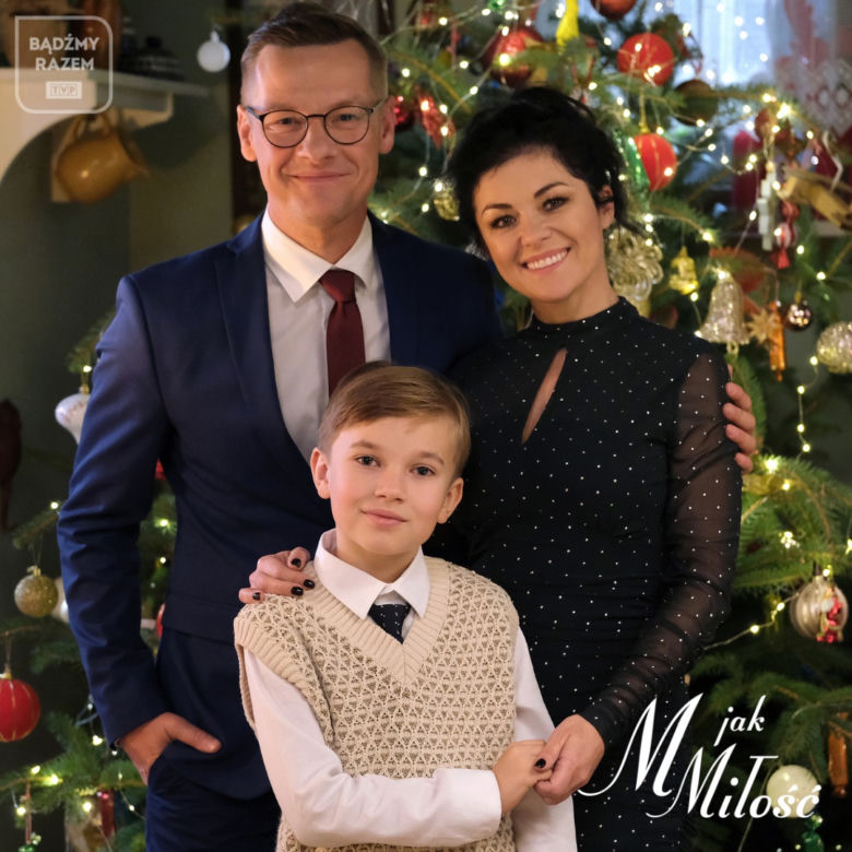 M jak miłość świąteczny odcinek specjalny. Wigilia Mostowiaków. Kinga (Katarzyna Cichopek), Piotrek (Marcin Mroczek), Misiek (Aleksander Bożyk)