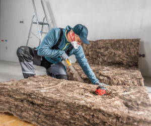 Czym docinać wełnę mineralną? Jak wybrać odpowiedni nóż do cięcia izolacji?