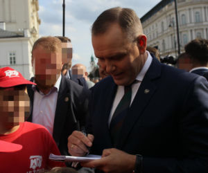 Karol Nawrocki spaceruje z sympatykami