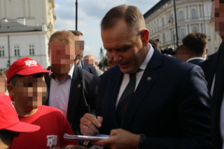 Karol Nawrocki spaceruje z sympatykami