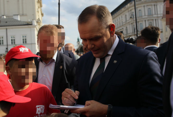 Karol Nawrocki spaceruje z sympatykami
