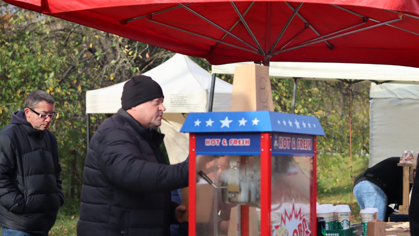 Oprócz znicza można było kupić kebaba. Tłumy przy cmentarzy na lubelskim Majdanku. Zobaczcie!