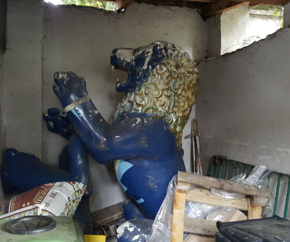 Figura gdańskiego lwa czeka w altance na lepsze czasy