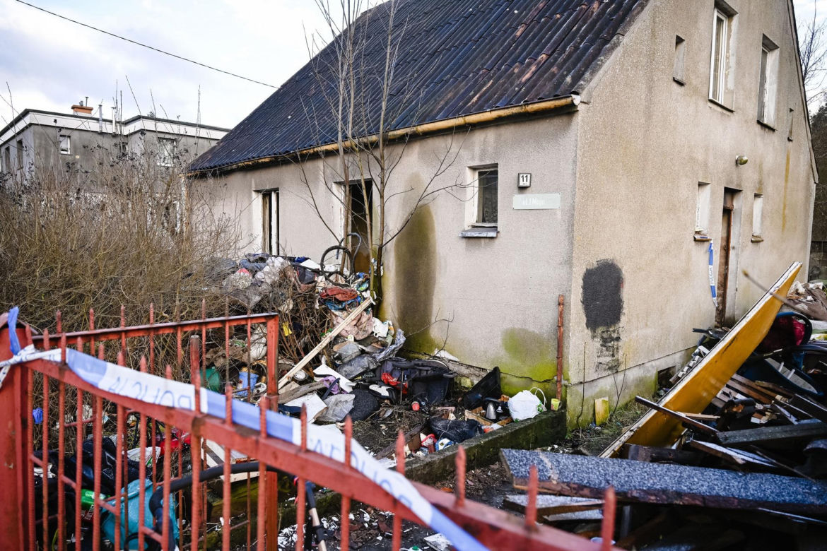 Pożar opuszczonego domu w Redzie. To tutaj zginęły trzy osoby. Zdjęcia z miejsca tragedii