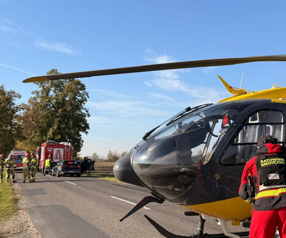 Kierowca uderzył autem w drzewo. Ladował LPR