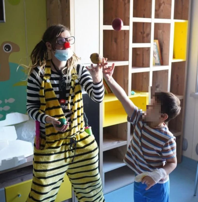 Pracuje w szpitalu jako klaun. Tak pomaga dzieciom