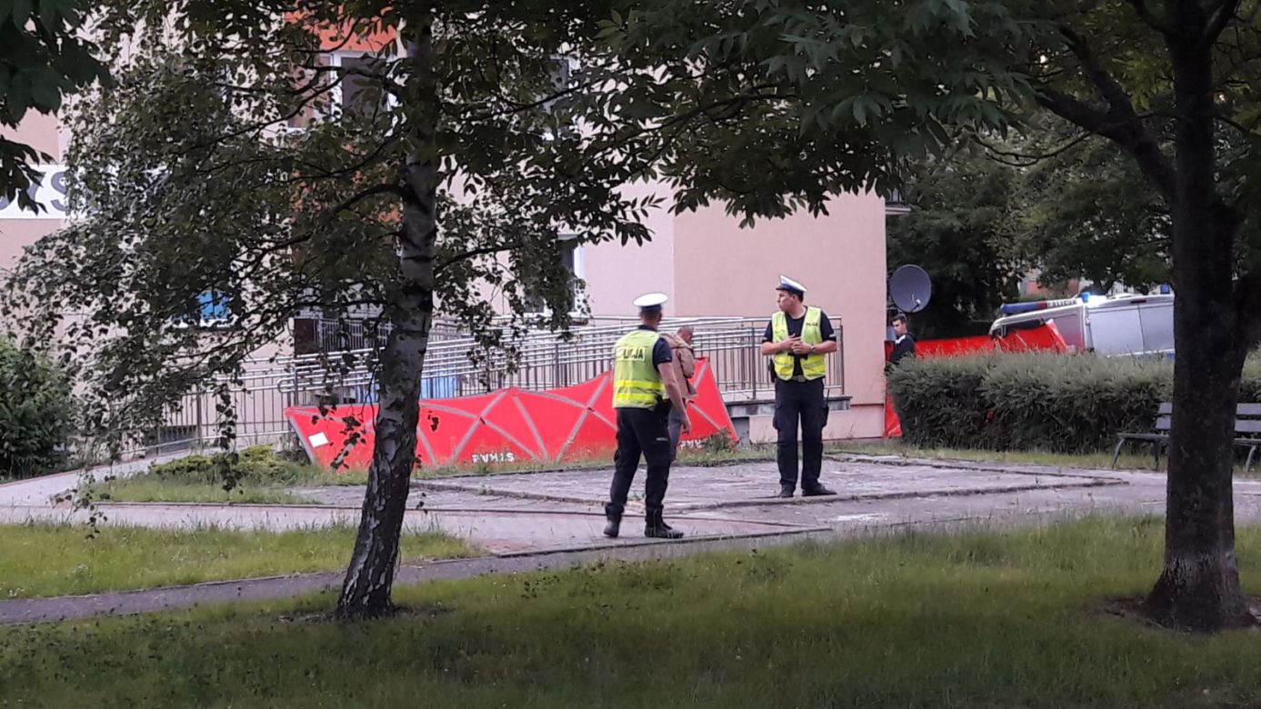 Dwoje dzieci wypadło z okna wieżowca