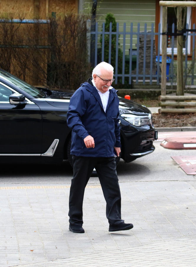 Wiosenny Lech Wałęsa na wielkanocnej mszy