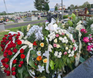 Marcin zginął w tragicznym wypadku w Tryńczy. Grób strażaka tonie w kwiatach [GALERIA]