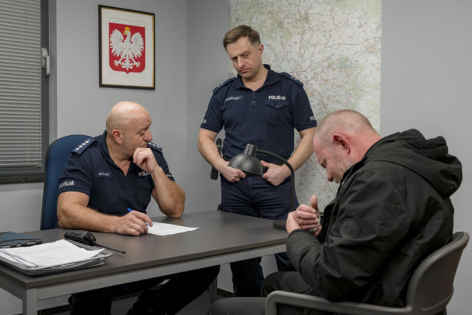 "Policjantki i Policjanci", odcinek 1392: Góral i Tamara próbują spędzić romantyczny wieczór. Ich plany burzy niespodziewane pojawienie się Jagny