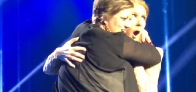 Celine Dion dosłownie padła na ziemię po tym, jak fanka wtargnęła na scenę! 