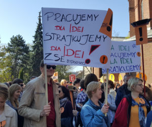 Strajkujący nauczyciele spotkali się na placu Wolności w Bydgoszczy. - Nie poddamy się! [ZDJĘCIA]