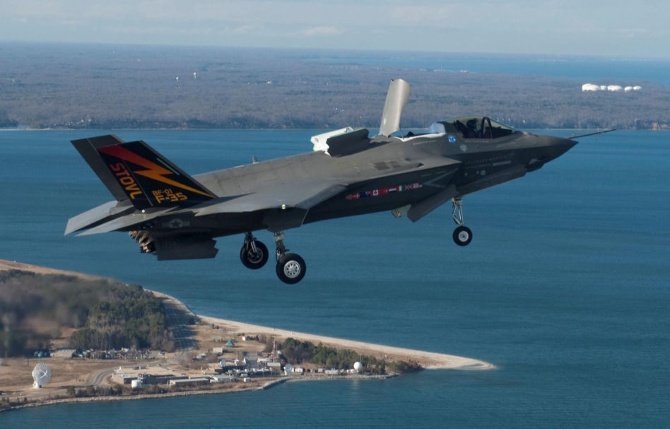 Samolot F-35B Lightning II podczas pionowego startu