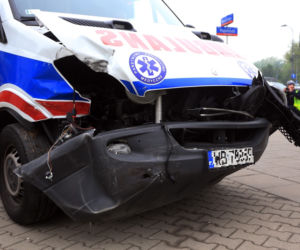 zderzenie osobówki z karetką pogotowia