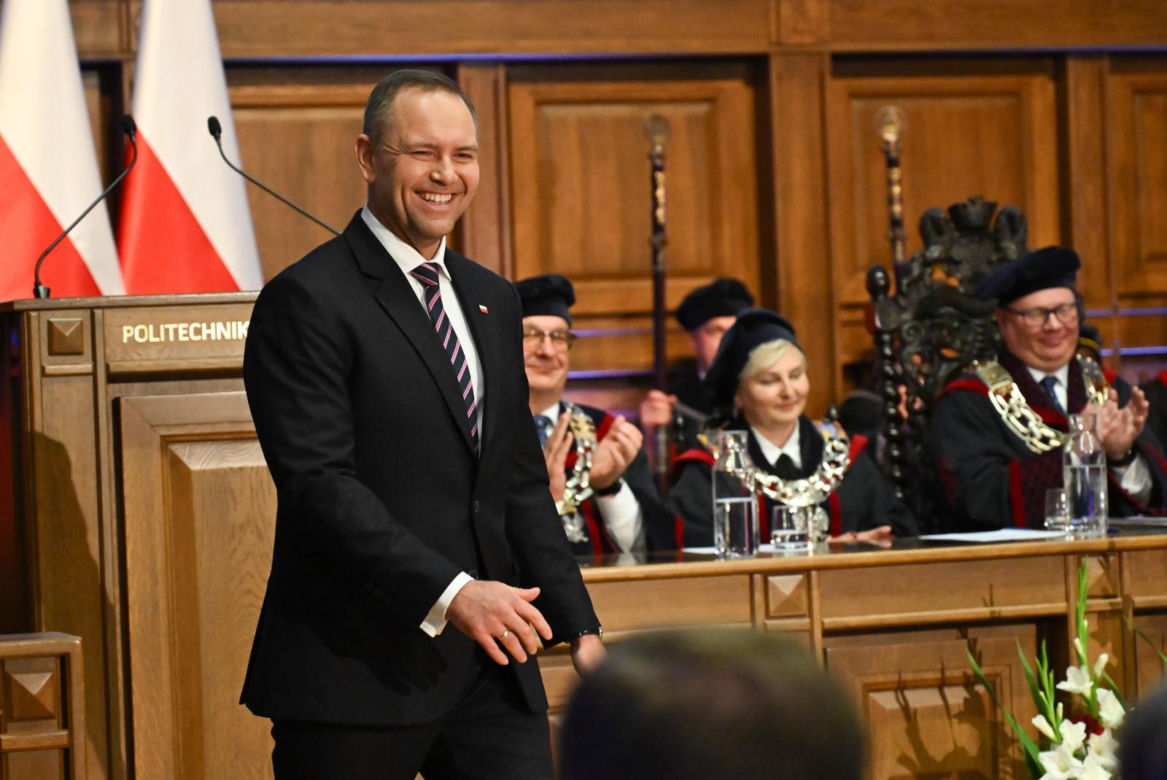 Prezydent Karol Nawrocki zadeklarował w Gdańsku, że priorytetem jest dla niego rozwój polskich technologii obronnych XXI wieku. Zapowiedział utworzenie Departamentu Technologii Przełomowych w Biurze Bezpieczeństwa Narodowego.