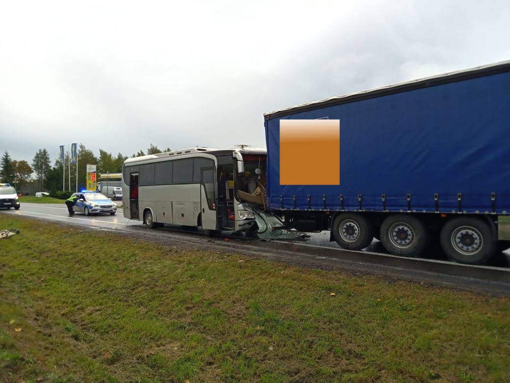 Wypadek szkolnego autokaru z ciężarówką w pow. chełmskim