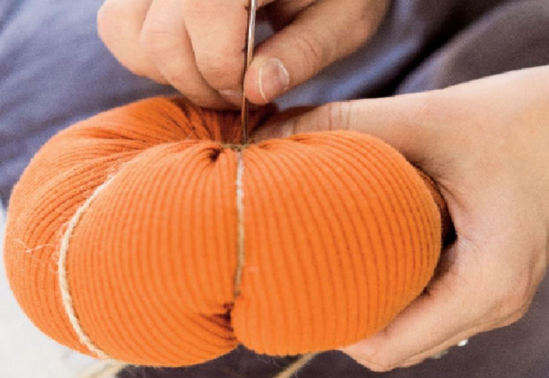 Dzianinowa dynia zero waste – instrukcja wykonania (6)