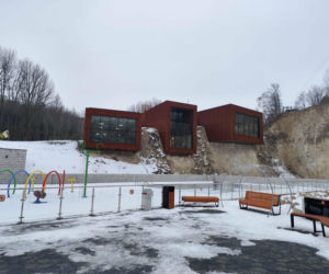 Niezwykłe lodowisko w kamieniołomie niedaleko od Krakowa. To idealne miejsce na ferie!