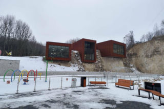 Niezwykłe lodowisko w kamieniołomie niedaleko od Krakowa. To idealne miejsce na ferie!