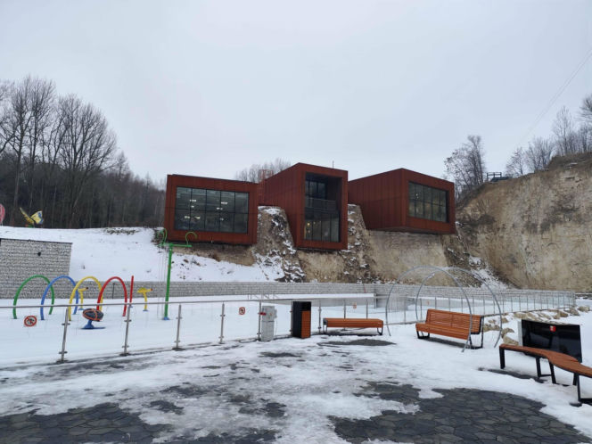 Niezwykłe lodowisko w kamieniołomie niedaleko od Krakowa. To idealne miejsce na ferie!