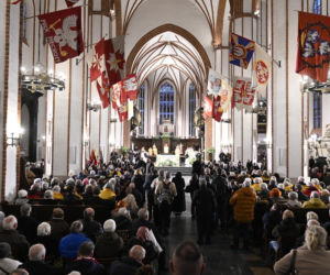 Msza za ofiary Smoleńska w Archikatedrze. Obecni Nawrocki i Kaczyńska